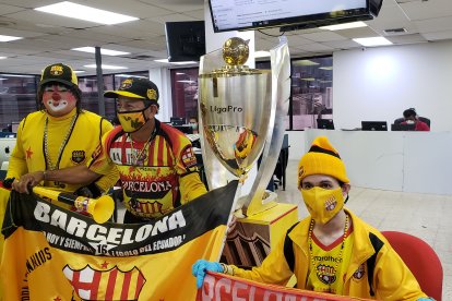 Los hinchas de Barcelona con el trofeo de la LigaPro en Gráficos Nacionales.