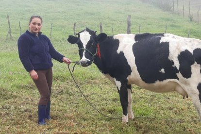 Heras junto a una de sus vacas. Ella le apuesta al agro para salir adelante
