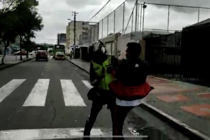 El taxista inició la pelea, el uniformado le respondió.