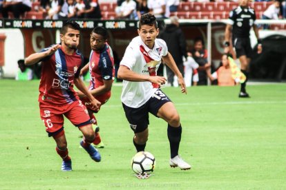 Jordy Alcívar (d) terminó el 2020, como uno de los titulares en Liga de Quito.