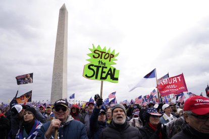 Manifestantes adeptos al presidente de EE.UU., Donald Trump, protestan ante el Capitolio, sede del Congreso estadounidense, en Washington.