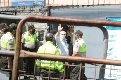 En los exteriores de centro penitenciario se ubicaron vallas y un buen contingente policial para contener a los simpatizantes del expresidente.