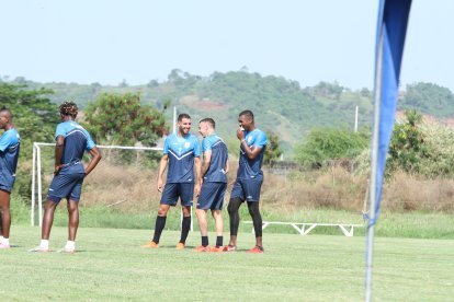 Frickson Erazo (d) junto a los refuerzos Maximiliano Viera (e) y Richard Fernández (i).