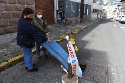 En la calle Don Bosco, del barrio La Tola, los vecinos colocaron un palo con cintas para prevenir a conductores y peatones.