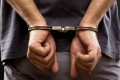 El hombre fue detenido por agredir a un agente de Tránsito.