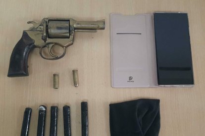 El arma, celulares y droga incautada a las féminas.