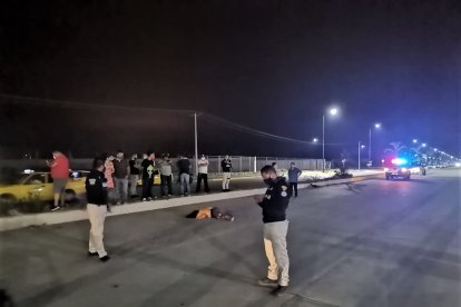 La pareja fue impactada por una camioneta cuando intentaba virar.