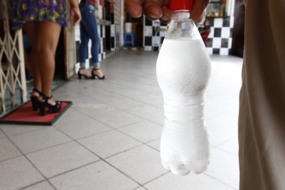 Quienes ingresan a los prostíbulos solo pueden consumir agua, colas o bebidas energizantes. No pueden consumir licor de ningún tipo.