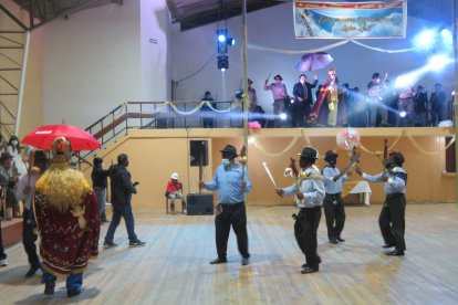 Pocos personajes participaron en el debate de versos y cantares en el popular acto del 6 de enero.