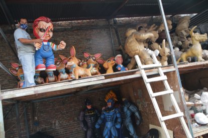 Jacinto Fernández coloca en un altillo parte de los 150 monigotes que no lograron comercializar en esta época.

PERIODISTA : JOSE PIZZA 

FECHA : 08/01/2021 

Agencia (ag-extra)