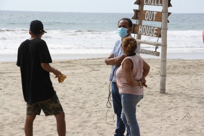 Los familiares esperan al pie del mar que aparezca el cuerpo de Manuel Neira Ávila.