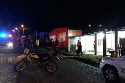 El joven fue llevado a dos casas de salud para que lo atendieran de urgencia, pero falleció por la gravedad de sus heridas.