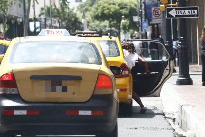 Este tipo de acto criminal suele cometerse, generalmente, durante carreras de taxis. Por eso es importante abordar unidades regularizadas.