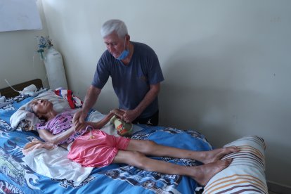 Ulpiano todos los días le hace su terapia a la ‘morocha’, pues no cuentan con terapista físico. Estos ejercicios ayudan a que los músculos de su esposa no se tornen rígidos.