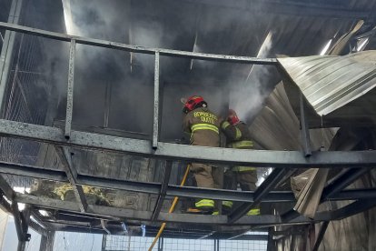 En la emergencia participaron 36 bomberos con el apoyo de 10 vehículos.