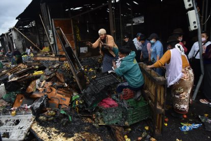 Los comerciantes afectados continúan limpiando la zona.