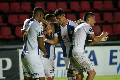 El zaguero ecuatoriano Piero Hincapié (c) jugó los 90 minutos, en el triunfo de Talleres de Córdoba.