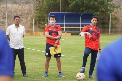 El presidente de Delfín, José Delgado (i), presentó al estretega ecuatoriano Paúl Vélez (d).