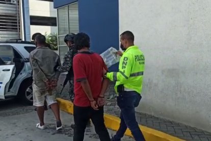 Los capturados tenían un arma de fuego en su poder, la cual fue incautada por los gendarmes.