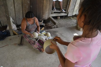 Beatriz Ushca junto con sus hijos transforma la corteza del mate.
