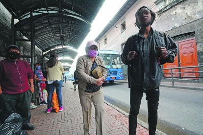 En el andén rondan sujetos con actitud amenazante. También exigen dinero a los usuarios.