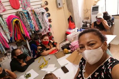 Leticia aparte de instruirlas en corte y confección les enseña la unidad a sus chicas.