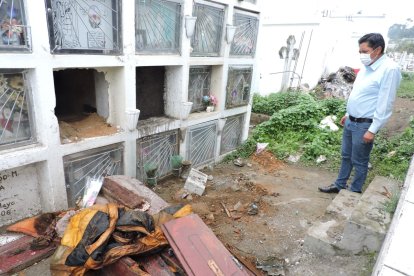 De los cadáveres profanados reconocieron a cuatro. Sis familiares volvieron a sepultarlos.