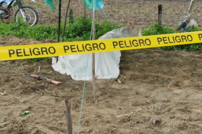 Unidades policiales avanzaron hasta el sector Trinidad, vía a San Lorenzo del cantón Paján, a retirar un cadáver.