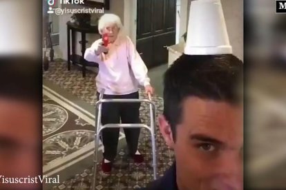 Abuelita aún tiene puntería.