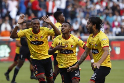 El delantero Ángelo Quiñónez (i) reforzará a Guayaquil City.