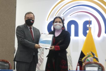 Diana Atamaint recibió el protocolo de Bio seguridad para las próximas elecciones por parte de Juan Zapata.