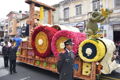 Adornados con flores naturales, frutas y pan, los carros alegóricos son uno de los atractivos de la ciudad en carnaval.