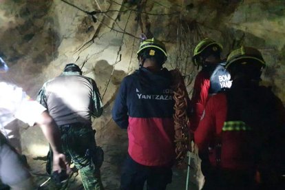 Momento en que los bomberos realizaban el rescate.