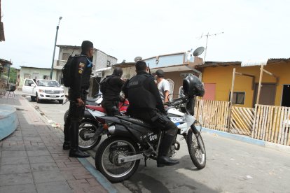 La mañana de este martes la zona permanecía vigilada por un grupo de agentes.