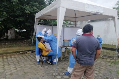 Ante la nueva mutación del COVID-19, las pruebas del hisopado se han incrementado.