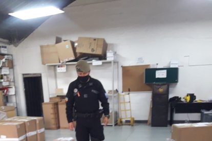 El animal se sentó junto al paquete sospechoso.