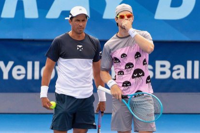 Gonzalo Escobar (i) y uruguayo Ariel Behar derrotaron en la final, a los hermanos norteamericanos Christian y Ryan Harrison.