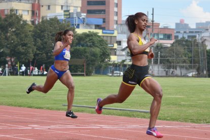 Anahí Suárez (d), a su corta edad, le saca ventaja a sus rivales en los 100 y 200 metros planos.