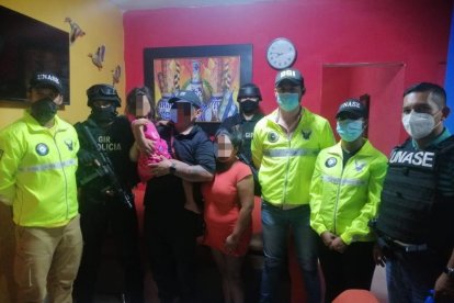 En el interior de una vivienda en el populoso sector estaba encerrada una pareja y su hija.