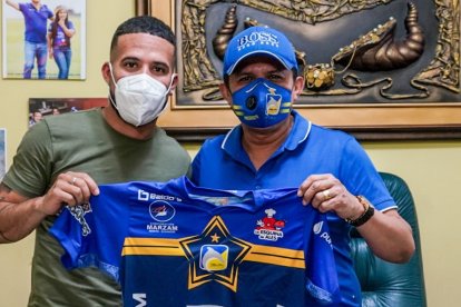 Robert Burbano (i) fue presentado como nuevo refuerzo del Delfín, por el presidente del club, José Delgado.