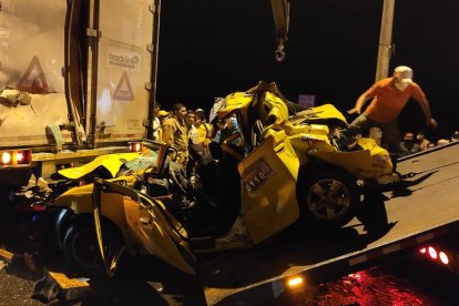 Así quedó el auto amarillo tras el múltiple choque.