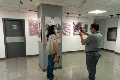 La administradora, Yacqueline Álvarez, explica los diferentes momentos captados en las fotos.