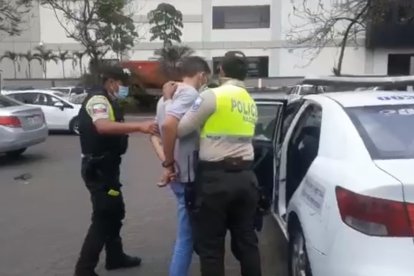 El pillo fue detenido en posesión del dinero. Se movilizaba en una motocicleta.