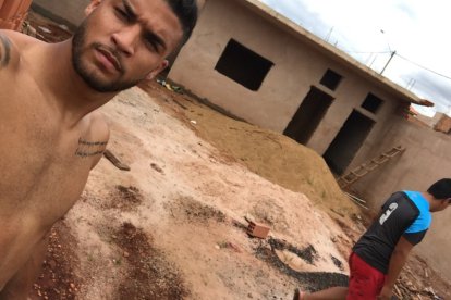 Bruno Leonardo pasó las vacaciones trabajando como albañil en la construcción de su propia casa.
