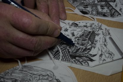 Su talento es innato, puede dibujar en cualquier tipo de material