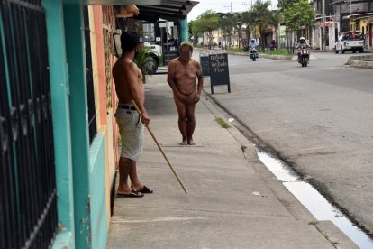 Acostumbra lamer los medidores de las viviendas del sector de La Unión.
