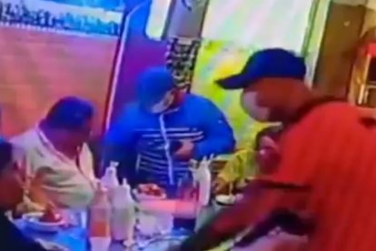 Momentos en que los delincuentes asaltan a la familia de Chamba en un comedor del centro de la ciudad.