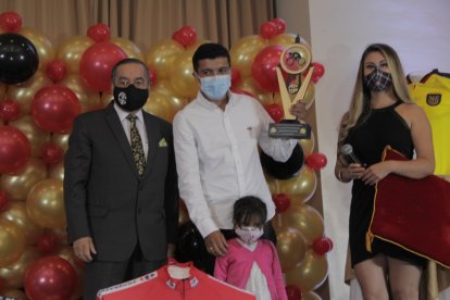 Richard Carapaz con el premio como mejor deportista de 2020, entregado por la Asociación de Periodistas Deportivos de Pichincha.