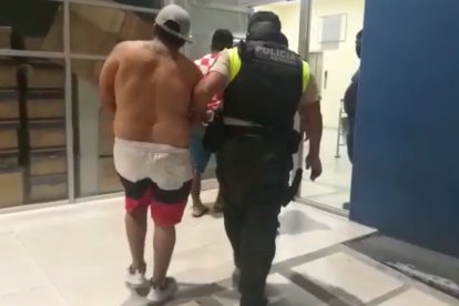Los sujetos fueron vistos por policías en una actitud sospecha por la calle Domingo Savio.