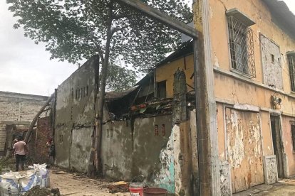 Parte de las paredes laterales de la vivienda ha cedido, lo que representa un alto riesgo para esta familia y moradores.